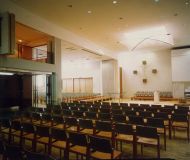 Der Kirchenraum mit Blick in den Saal